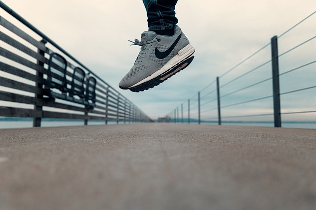 Sneakersy na każdą okazję: Jak wkomponować je w codzienny look?